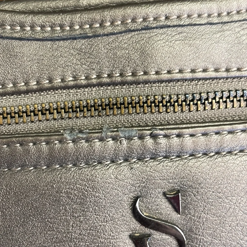 Simply Vera by Vera Wang Metallic Shoulder Bag – Pre-Owned - Picture 4 of 13